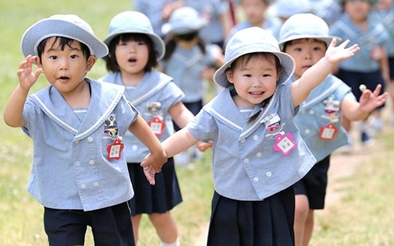 Đồng phục học sinh mẫu giáo đẹp 2025 8 Nên chọn kiểu dáng thoải mái cho đồng phục học sinh mẫu giáo (Nguồn: Internet)