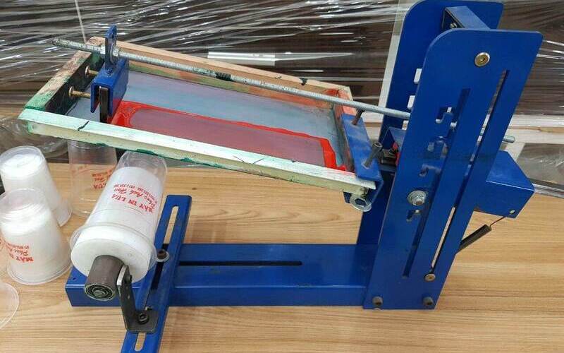 Máy in lụa trụ tròn: Giải pháp in ấn hiệu quả 7 Máy in lụa trụ tròn thủ công (Nguồn: Internet)