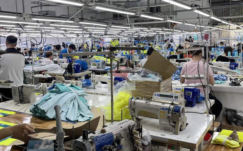 Xưởng may áo lớp sơ mi (Nguồn: Khương Mai)