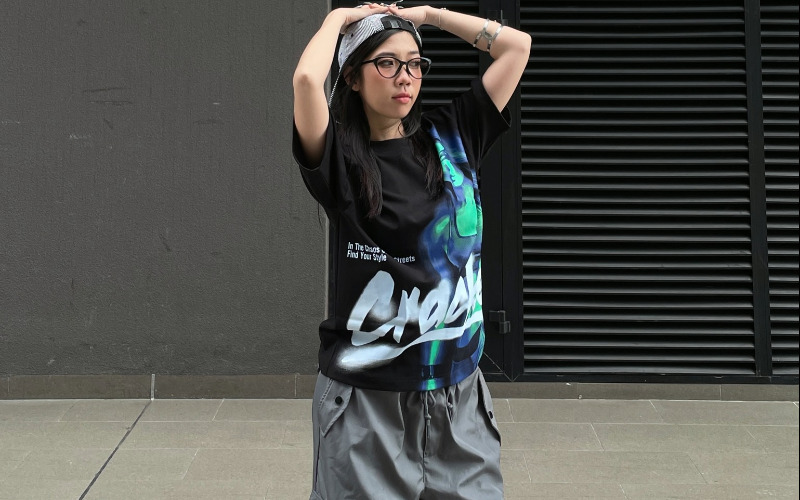 10 thương hiệu áo thun nữ local brand phong cách 9 Phối áo thun nữ local brand với quần jogger (Nguồn: Khương Mai)