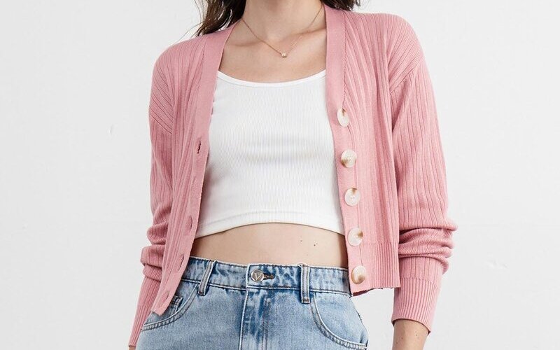 Cardigan croptop - Nâng tầm outfit của bạn 8 Áo cardigan dáng rộng (Nguồn: Internet)