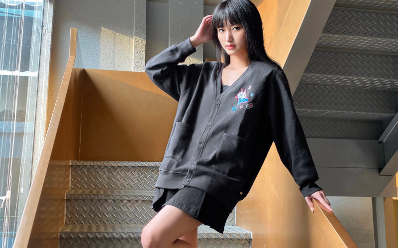 Phối cardigan len với váy (Nguồn: Internet)