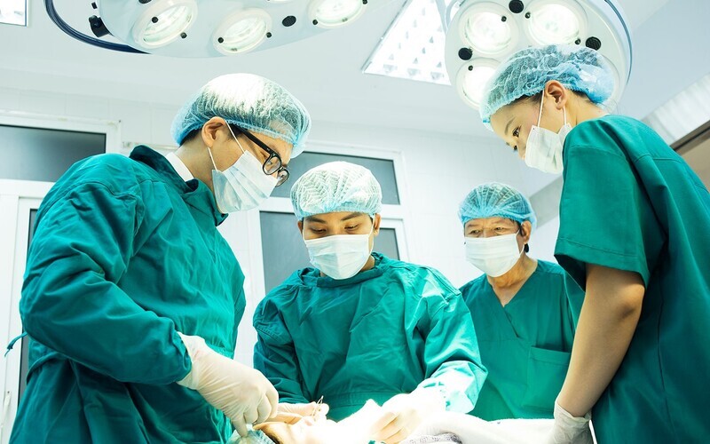 Đồng phục bác sĩ sẽ giúp nhận biết vai trò của người trong bệnh viện (Nguồn: Internet)