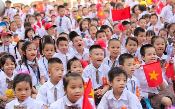 Đồng phục học sinh cấp 1 là nét đặc trưng của nhà trường (Nguồn: Internet)