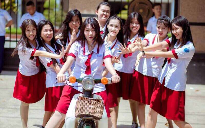 Đồng phục học sinh phối màu đỏ trắng (Nguồn: Internet)
