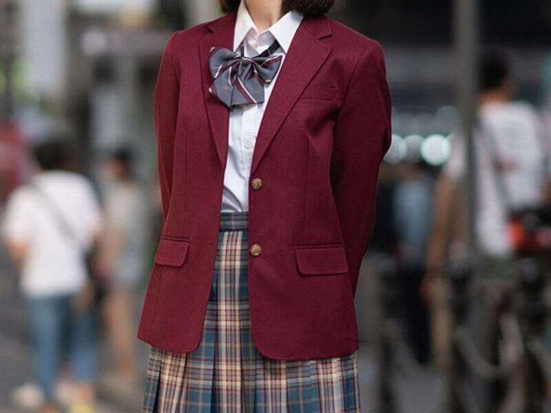 Đồng phục học sinh màu đỏ chất lượng (Nguồn: Internet)