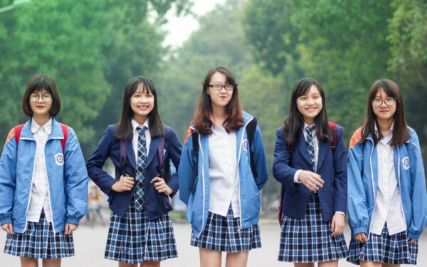 Đồng phục màu xanh kết hợp với màu trắng (Nguồn: Internet)