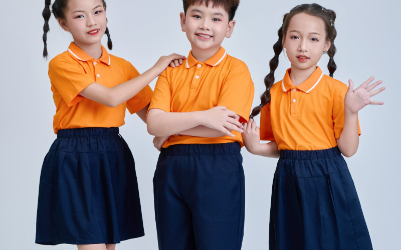  Áo thun polo + quần/váy kaki (Nguồn: Internet)