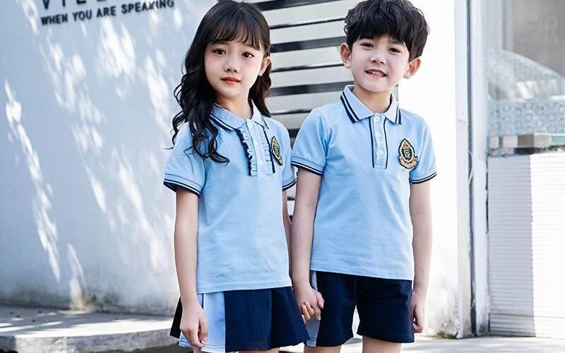 Xu hướng thiết kế đồng phục học sinh tiểu học nam đa dạng màu sắc (Nguồn: Internet)