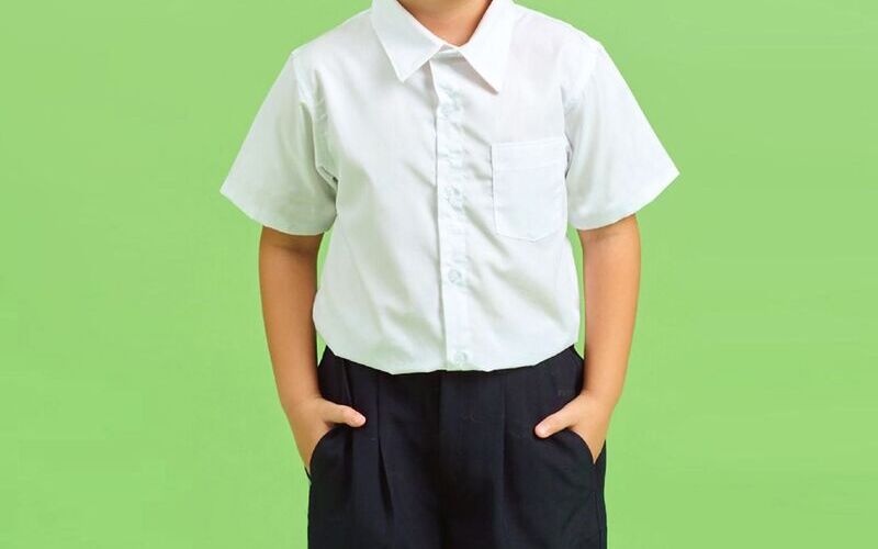 Chọn đồng phục học sinh tiểu học nam vừa vặn (Nguồn: Internet)