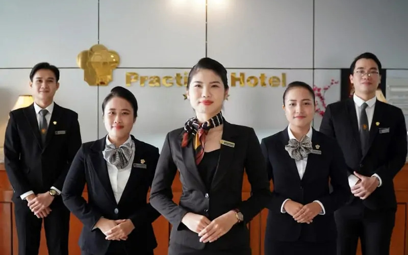 Đồng phục lễ tân khách sạn 5 sao đẹp 7 Đồng phục lễ tân khách sạn 5 sao chính là bộ mặt của khách sạn (Nguồn: Internet)
