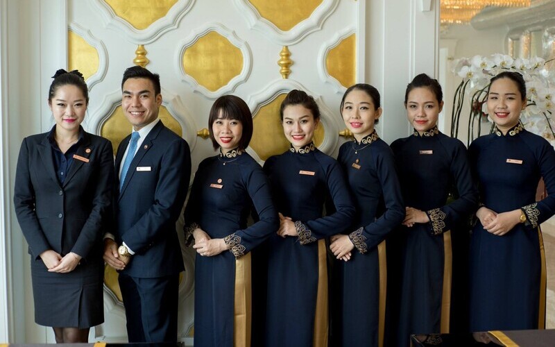 Đồng phục lễ tân khách sạn 5 sao đẹp 9 Các mẫu đồng phục lễ tân khách sạn 5 sao (Nguồn: Internet)