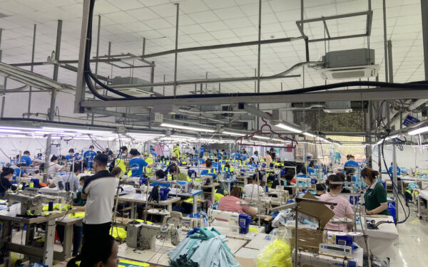 Gia công may mặc (Nguồn: Khương Mai)