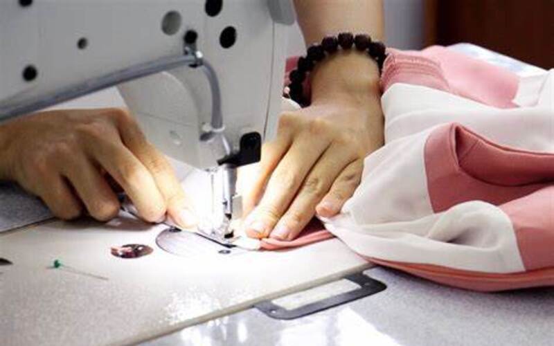 In áo thun đồng phục: Giải pháp hoàn hảo 11 Tiến hành may và hoàn thiện sản phẩm (Nguồn: Internet)