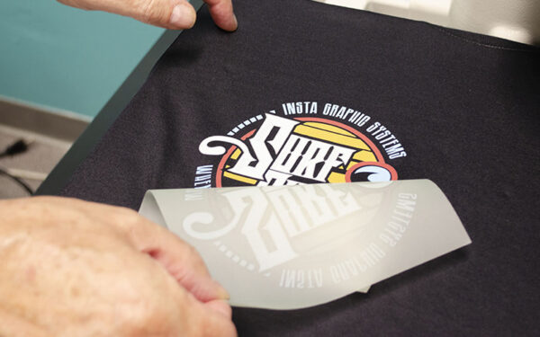 In chuyển nhiệt lên vải bằng màng PET (Nguồn: Internet)