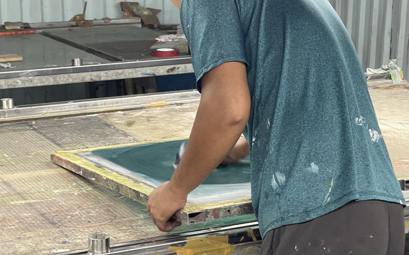 In lụa: Tìm hiểu chi tiết từ A-Z 12 Dịch vụ in lụa tại xưởng may Khương Mai (Nguồn: Xưởng may Khương Mai)