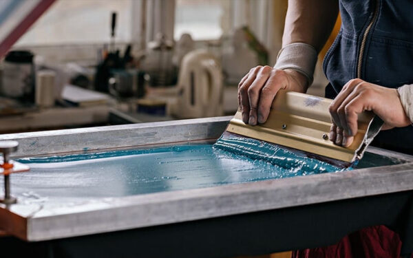 Quy trình in lụa trên vải (Nguồn: Internet)