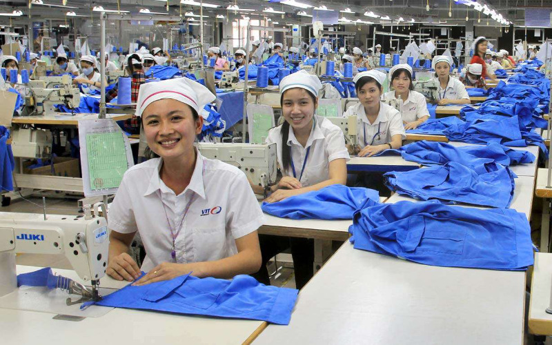 May ráp - Nghệ thuật kết nối từng mảnh vải 9 Sản xuất quần áo may sẵn (Nguồn: Internet)