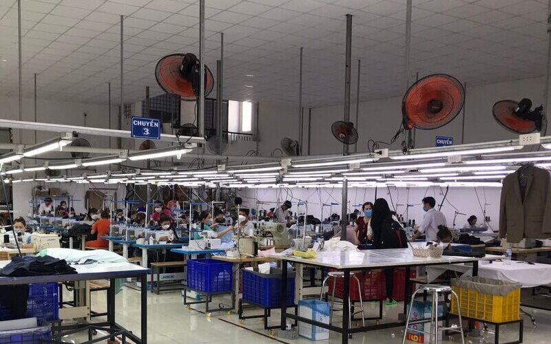 Quần Jean - Biểu tượng vượt thời gian 14 Đội ngũ nhân viên giàu kinh nghiệm tại xưởng (Nguồn: Xưởng May Khương Mai)