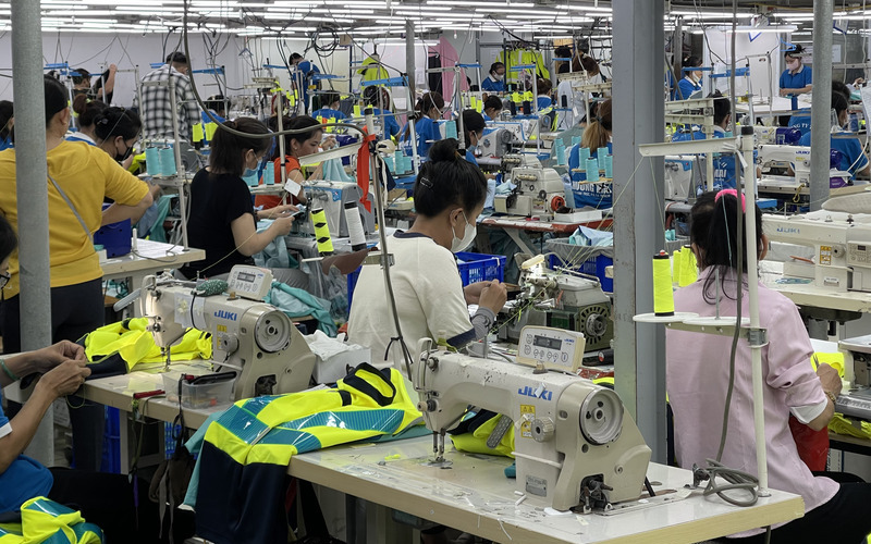 Đội ngũ nhân viên đang gia công thêu (Nguồn: Khương Mai)