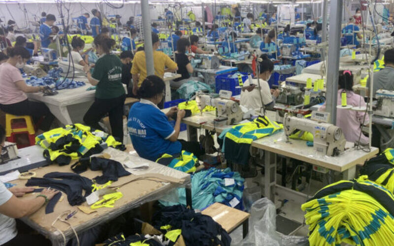 5 xưởng may áo thun local brand quận 8 14 Đội ngũ nhân công lành nghề (Nguồn: Khương Mai)