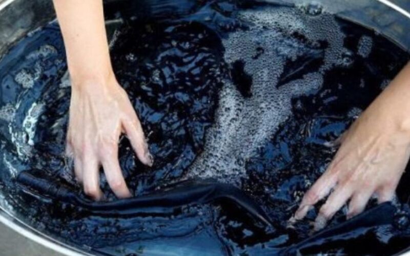 Xưởng may jean xử lý vải trước khi ra thành phẩm (Nguồn: Internet)