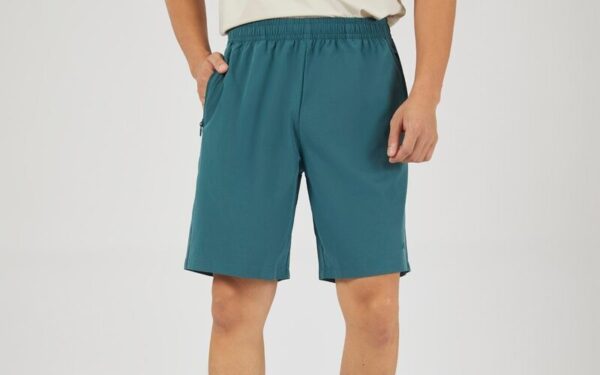 Xưởng may quần short nam Bùi Minh Trực sản xuất đa dạng mẫu mã (Nguồn: Internet)