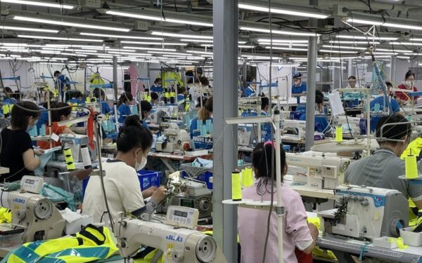 Đến trực tiếp xưởng may (Nguồn: Khương Mai)